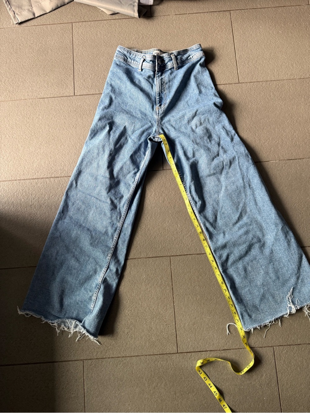 Zara Women’s Size 6 High Rise Wide Leg Jeans Light Wash Raw Hem